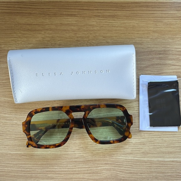 Elisa Johnson Sunglasses - Jane in Brown Tortoise - Picture 6 of 6